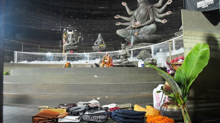 भारतको पश्चिम बङ्गालमा दुर्गा पूजाका क्रममा भागदौड: १९ जनाको मृत्यु, २५ घाइते